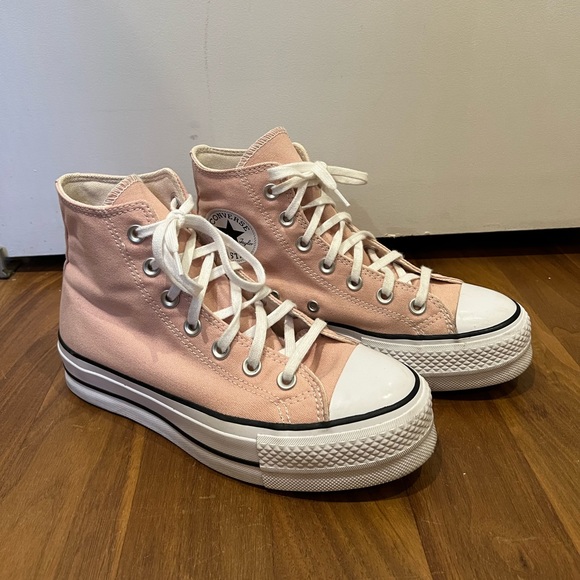 Converse Shoes - Light pink high top converse